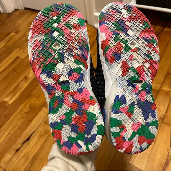 Boys Lebron basketball shoes - Picture 4 of 6